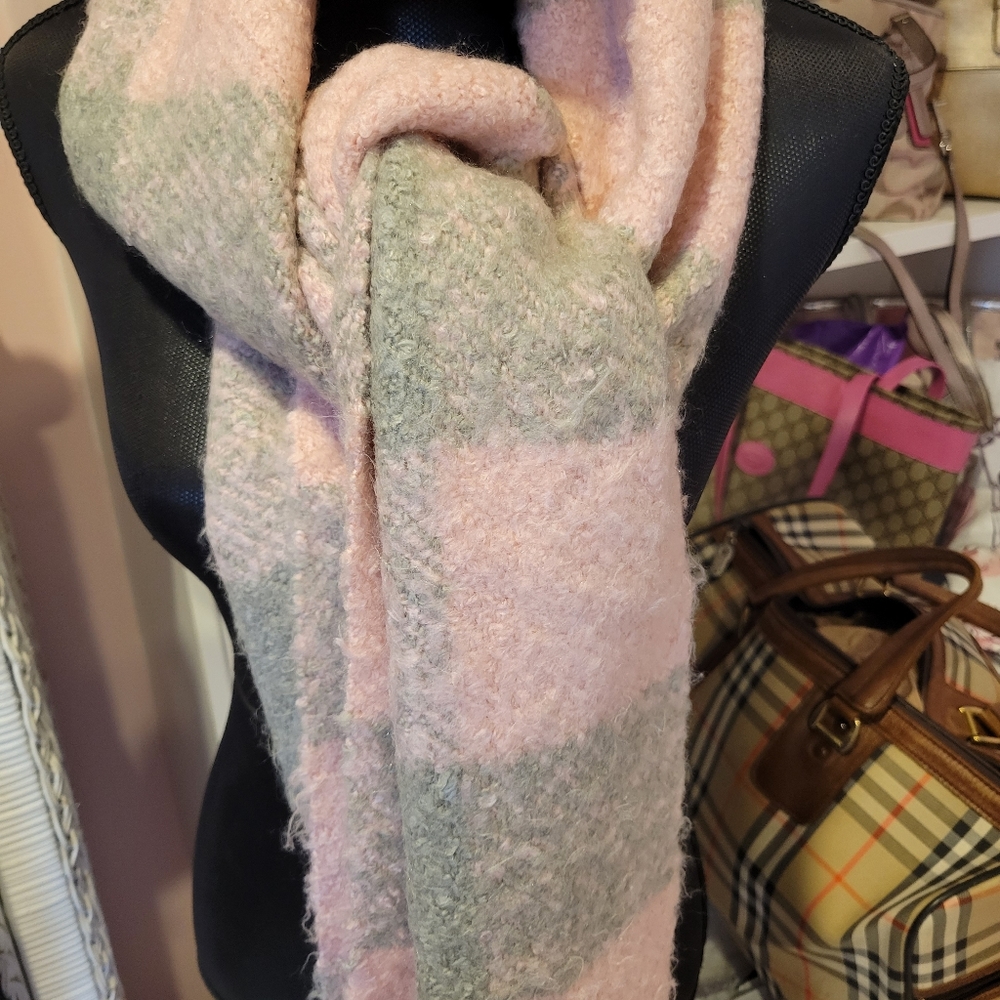 New Victoria's Secret Hat and scarf in box - Picture 5 of 7